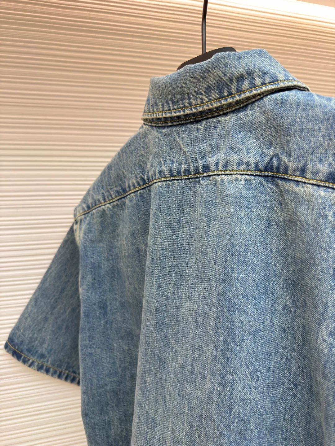 LOUIS VUITTON rope embroidered denim jacket ●Authentic product: purchased and developed for 10999 ●Item number: 1680835-A95 ●Fabric: denim fabric ●Technology: embroidery production ●Version: fitted version ●Weight: about 585 grams ●Size: 34-36-38 ●Description: The fabric is made of YB customized denim fabric, with straw rope embroidery design on the chest. The overall alignment is straight and delicate, the fabric is comfortable and soft, and the color is consistent without color difference. It can be matched with the same style to create a fashionable look and control various occasions. Customized accessories, complete with three standards, same style for men and women!